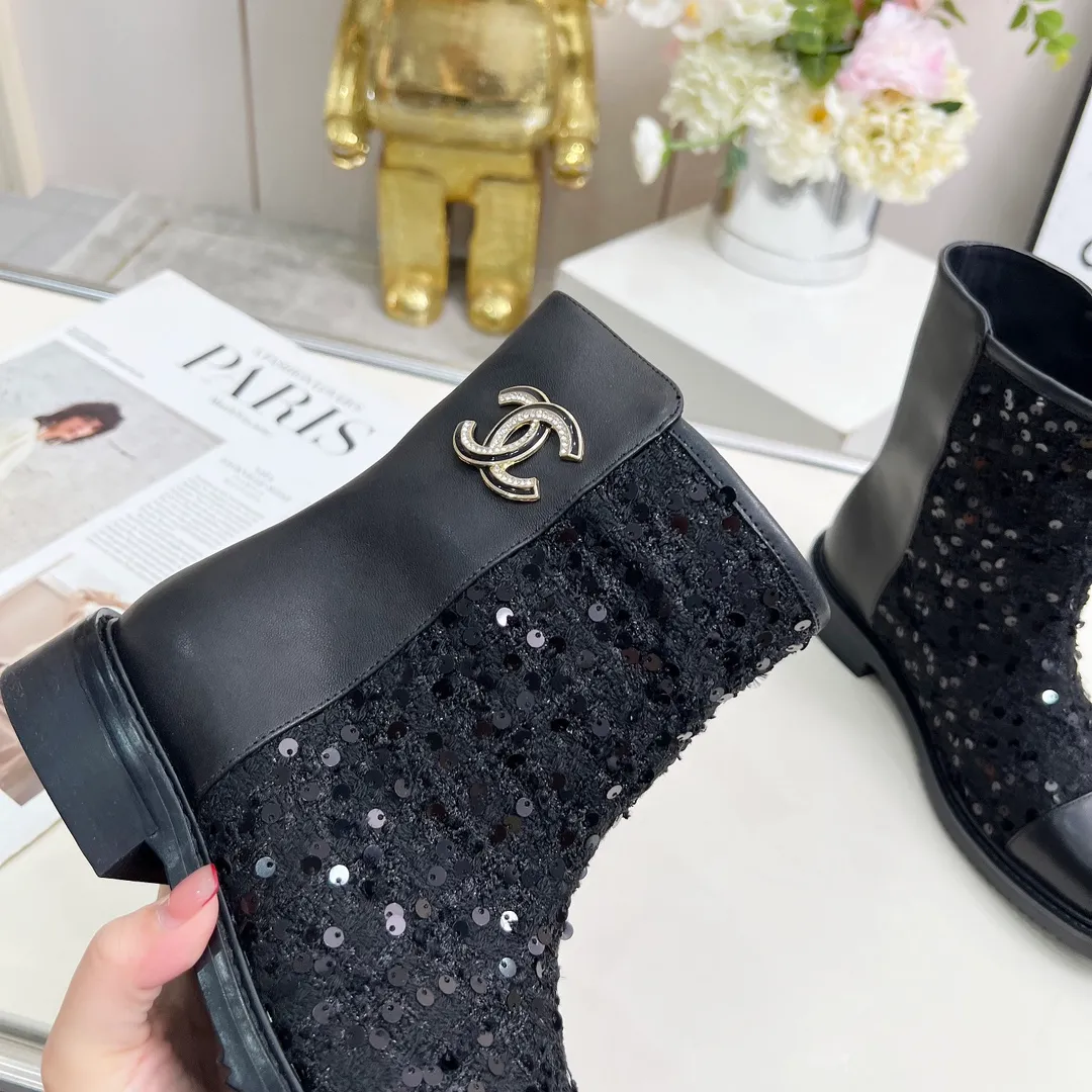 👟👟Ex-factory price 720👟👟 High version of Chanel CHANEL, 🌞🌞🌞Xiaoxiang’s latest 2025 autumn and winter short boots, a must-have item for this autumn and winter season! ! Ms. Chanel loves simple yet irresistible combinations to show her unique style. Mix and match freely to shine⚡Follow Grandma’s fashion steps! ! ! The top-notch craftsmanship and texture are perfectly presented. No matter any details, you can compare them with the counters. The best quality products can be entered and exited from the counters at will! ❶Fabric: imported sheepskin with customized fabrics ❷Lining: sheepskin lining ❸Foot pads: sheepskin ❹Outsole: original molded sole ❺Heel height: 3.5cm ❻Boot shaft height: total height 7 inches ❼Number: 35-40 (40 and 41 are customized and cannot be returned)